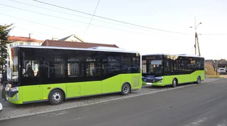Zdjęcie przedstawiające dwa autobusy stojące w zatoce przystankowej