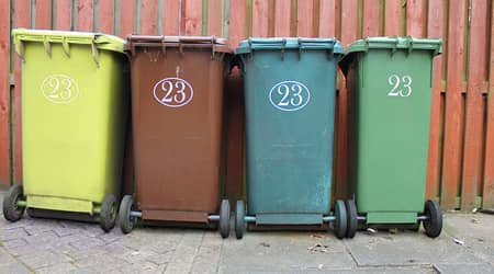 Cztery pojemniki na odpady selektywne