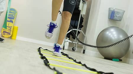 Zdjęcie nóg osoby wykonującej ćwiczenia rehabilitacyjne.
